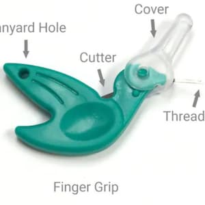 Peut inclure: Un outil de couture en plastique sarcelle avec une prise pour les doigts, un trou pour cordon et un coupe-fil en métal. Il comprend un couvercle en plastique transparent et un enfile-aiguille en métal. L'image contient des étiquettes de texte.