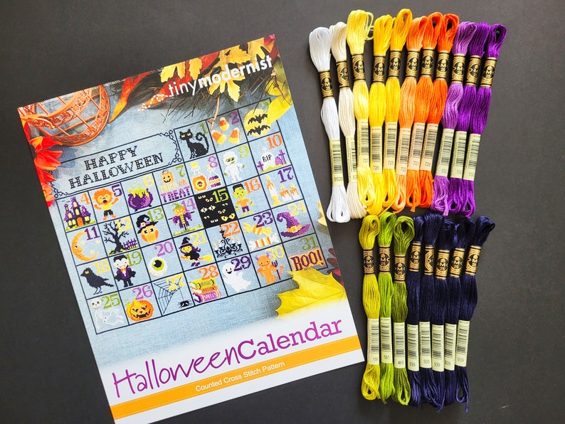 Peut inclure: Un kit de point de croix avec un calendrier d'Halloween repr&eacute;sentant divers personnages et symboles effrayants. Le kit comprend un motif imprim&eacute; et une vari&eacute;t&eacute; de fils &agrave; broder de couleurs.