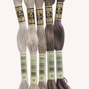 Peut inclure: Cinq bobines de fil &agrave; broder DMC dans des tons beige, brun et violet. Les bobines sont &eacute;tiquet&eacute;es avec les num&eacute;ros de couleur DMC 05, 06, 07, 08 et 09.