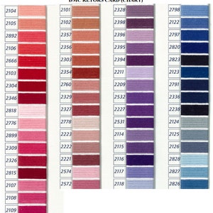 Pu&ograve; includere: DMC Retors Card (Chart) che mostra una cartella colori di filo per ricamo. La cartella comprende 10 colonne di 14 righe di colori di filo. I colori vanno dal rosa chiaro al blu scuro.