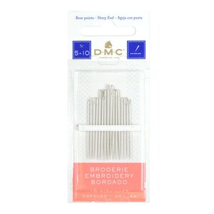 Puede incluir: Un paquete de 16 agujas de bordar, tama&ntilde;o 5-10, de DMC. Las agujas son plateadas y vienen en un paquete de pl&aacute;stico transparente con una etiqueta rosa y blanca que dice "Broderie Embroidery Bordado".