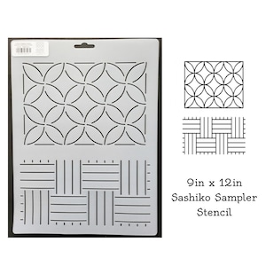 Peut inclure: Une tasse en céramique blanche avec une anse noire et le texte "But First, Coffee" en gras noir. La tasse est posée sur un fond neutre, soulignant son design simple.