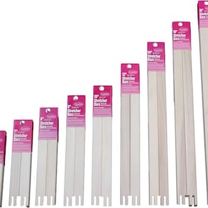Op de afbeelding: Assortiment van houten spieraamlatten in verschillende maten, vari&euml;rend van 15 cm tot 46 cm. De latten zijn verpakt in roze en witte verpakking met de maat en "Spieraamlatten" erop gedrukt.