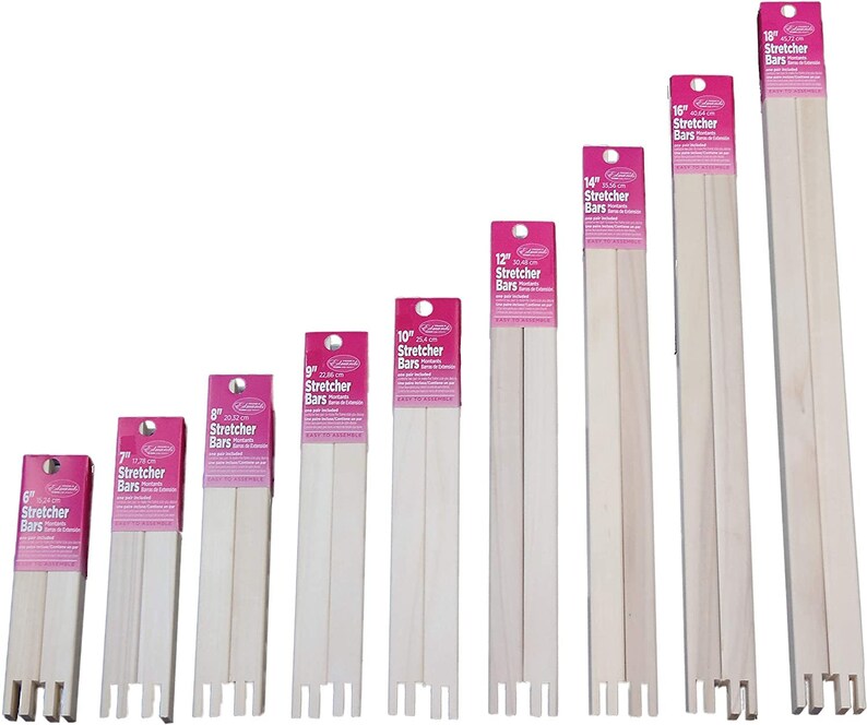 Op de afbeelding: Assortiment van houten spieraamlatten in verschillende maten, vari&euml;rend van 15 cm tot 46 cm. De latten zijn verpakt in roze en witte verpakking met de maat en "Spieraamlatten" erop gedrukt.