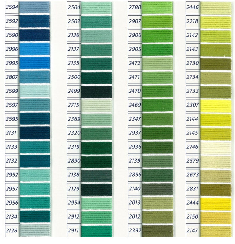 Pu&ograve; includere: Una cartella colori di filo da ricamo DMC con una variet&agrave; di tonalit&agrave; di verde, blu e giallo. La cartella &egrave; divisa in quattro colonne, ciascuna con una gamma di colori diversa. I numeri del filo sono stampati su ogni riga.