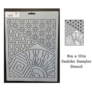 Peut inclure: Un pochoir Sashiko Sampler en plastique blanc avec des motifs géométriques et un soleil. Le pochoir mesure 20,3 cm sur 25,4 cm. Le design comprend des carrés, des triangles et un motif de soleil. Pour les projets d'art et d'artisanat.