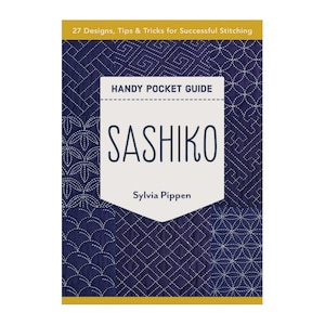 Puede incluir: Una portada de libro con fondo azul y un rectángulo blanco en el centro. El rectángulo contiene el texto "HANDY POCKET GUIDE" en la parte superior, "SASHIKO" en letras grandes en el medio y "Sylvia Pippen" en la parte inferior. El fondo es un patrón de varios puntos de costura sashiko japoneses tradicionales.