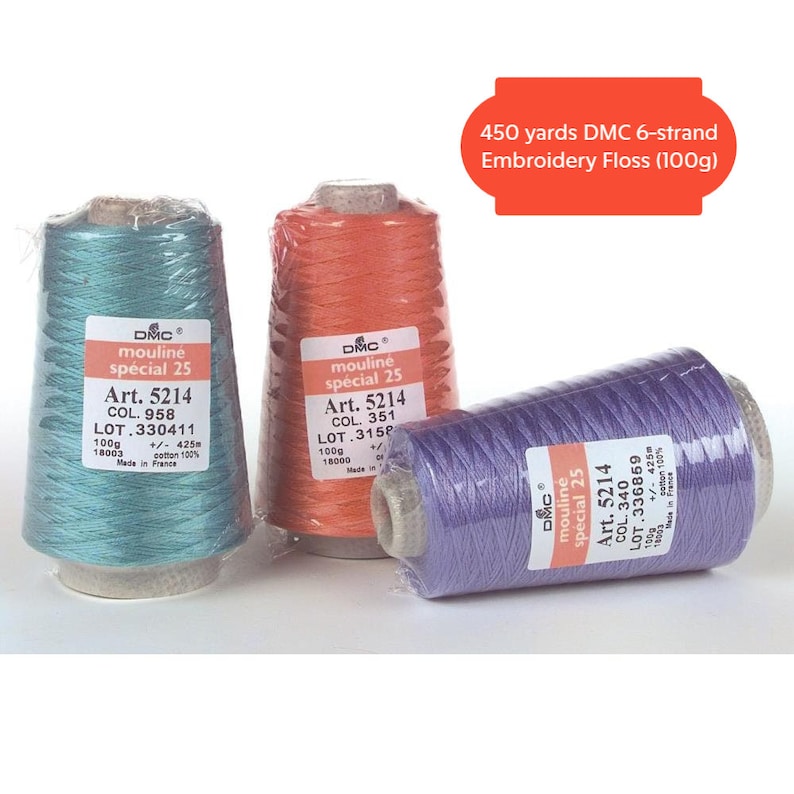 Peut inclure: Trois bobines de fil &agrave; broder DMC mouline sp&eacute;cial 25. Les bobines sont turquoise, orange et violette. Chaque bobine porte une &eacute;tiquette avec le logo DMC, le texte "mouline sp&eacute;cial 25" et les informations sur le produit : Art. 5214, COL. 958, LOT. 330411, 100g, +/- 425m, coton 100%, Fabriqu&eacute; en France. Les bobines sont dispos&eacute;es en rang&eacute;e sur un fond blanc. Une &eacute;tiquette rouge avec le texte "450 yards DMC 6-strand Embroidery Floss (100g)" est plac&eacute;e au-dessus des bobines.