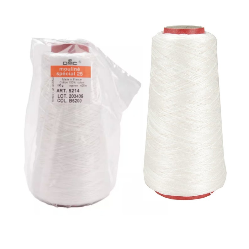 Peut inclure: Une bobine blanche de fil &agrave; broder DMC mouline sp&eacute;cial 25. La bobine est &eacute;tiquet&eacute;e avec le logo DMC, le nom du produit et le num&eacute;ro d'article 5214. La bobine est emball&eacute;e dans du plastique transparent.