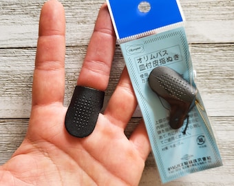Thimbles and Thimble Cases　指ぬきと指ぬきケース Amazon.com: 8 Pcs Sewing Thimble with Storage Box, Finger