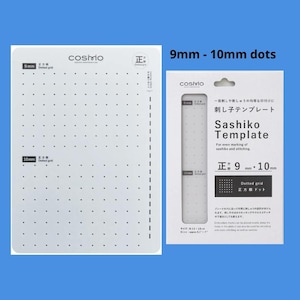 Op de afbeelding: Een witte Sashiko-sjabloon met een stippenrasterpatroon voor het gelijkmatig markeren van sashiko en stiksels. De sjabloon heeft een stipafstand van 9 mm en 10 mm. De tekst "Sashiko Template" is zichtbaar.