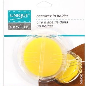 Peut inclure: Un disque de cire d'abeille jaune rond dans un boîtier en plastique transparent avec une fente pour le fil, sur une carte blanche marquée UNIQUE sewing cire d'abeille dans un boîtier 3024060, avec des bandes bleu sarcelle.
