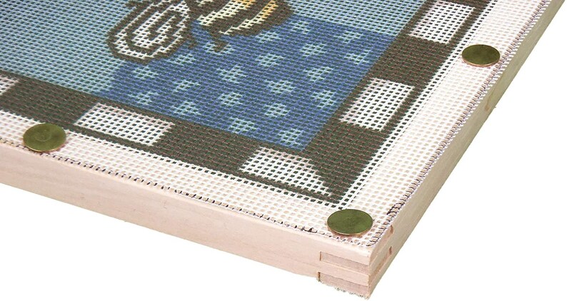 Op de afbeelding: Een houten frame met een wit gaasdoek erover gespannen. Het doek is met messing spijkers aan de randen van het frame bevestigd.