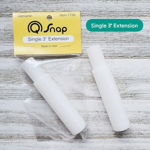 Peut inclure: Deux extensions blanches en plastique simples de 7,6 cm pour un système à encliquetage. L'emballage est jaune et indique "Genuine Q Snap Single 3" Extension Made in USA".