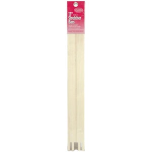Op de afbeelding: Twee 13 inch houten spanlatten voor het maken van een canvas frame. De latten zijn samen verpakt in een roze en witte plastic zak met de tekst "13" stretcher bars" gedrukt op de voorkant.