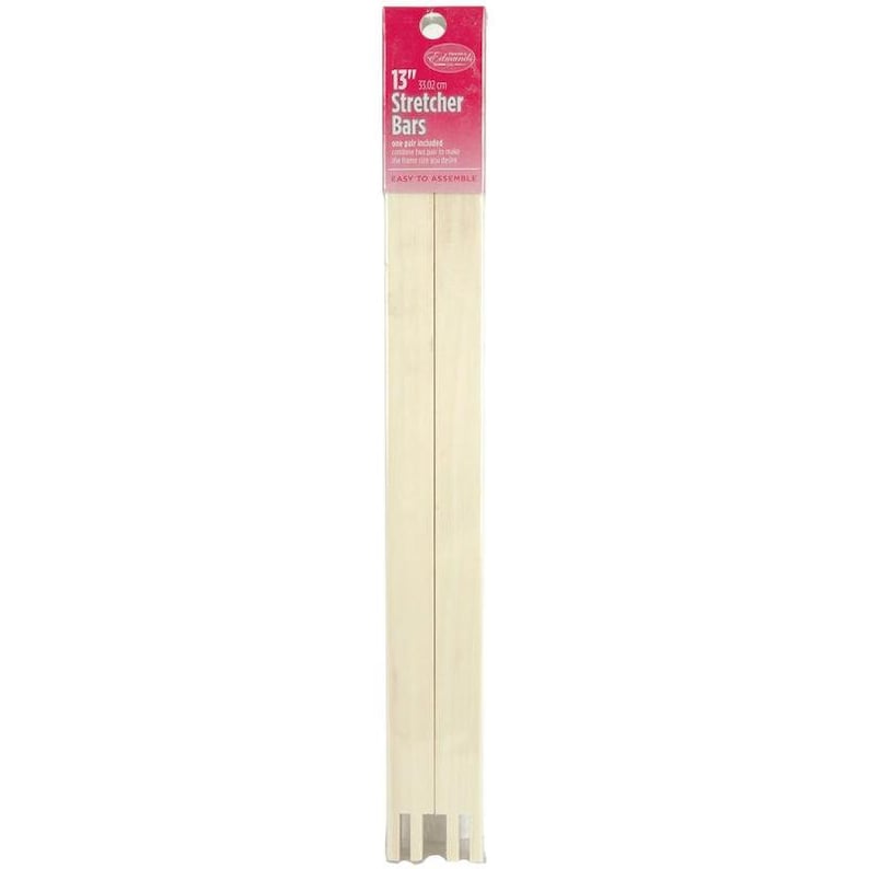 Op de afbeelding: Twee 13 inch houten spanlatten voor het maken van een canvas frame. De latten zijn samen verpakt in een roze en witte plastic zak met de tekst "13" stretcher bars" gedrukt op de voorkant.