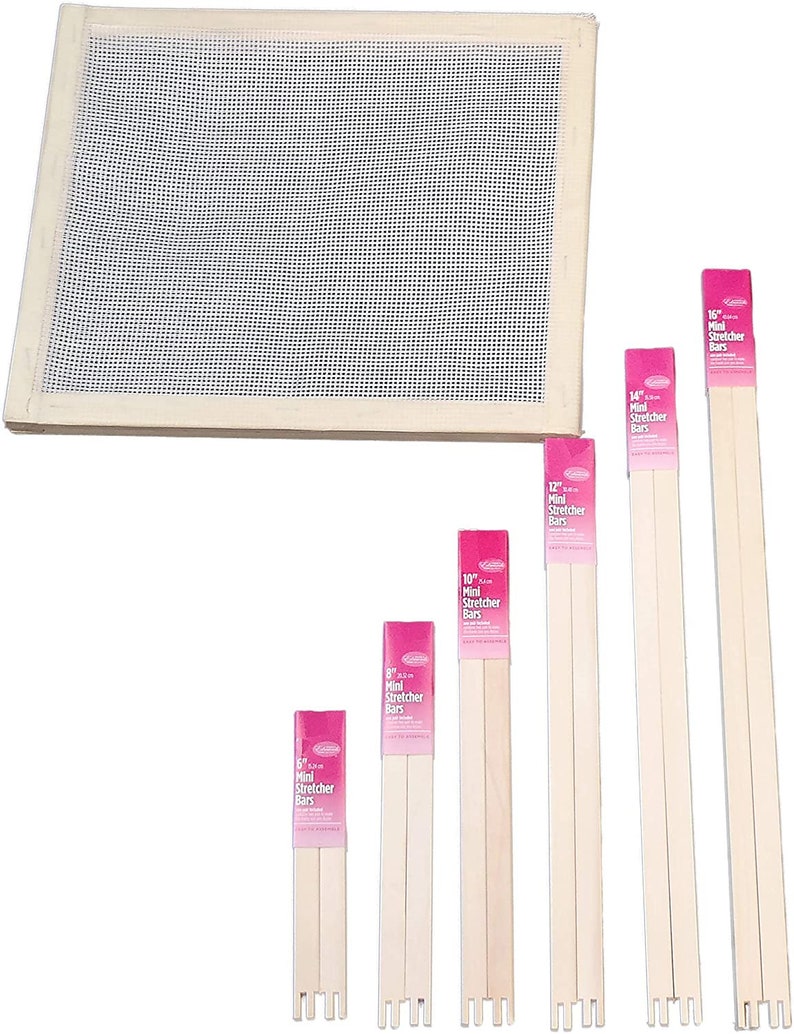 Op de afbeelding: Set van zes houten mini-spanlatten in verschillende maten, verpakt in roze en witte dozen met de tekst "Mini Stretcher Bars" en de maat van elke lat in inches. De latten worden gebruikt om stof te spannen voor borduurwerk of andere handwerkprojecten.