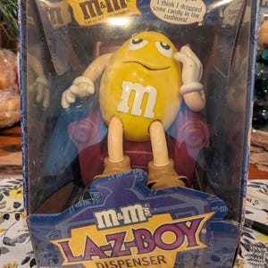 M&M&#39;s LA-Z-BOY Candy Dispenser Featuring Yellow in original packaging. 1999 Ed.