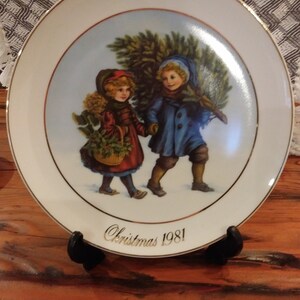 Vintage Avon Christmas Memories collectors plate 1981