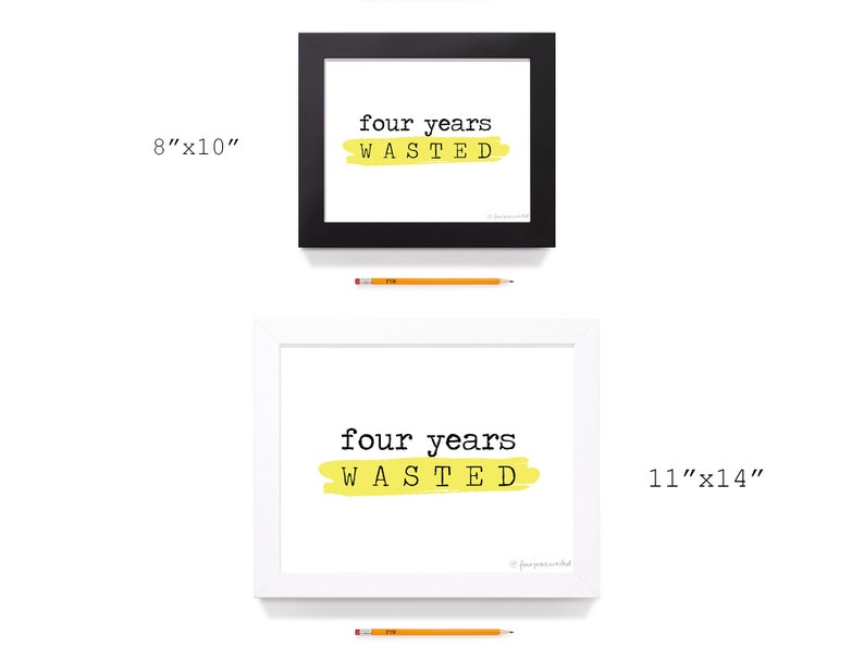 以下が含まれることがあります： 黄色い背景に黒い文字で「four years wasted」と書かれた額装されたプリントが2枚。小さい方のプリントは8インチ&times;10インチ、大きい方のプリントは11インチ&times;14インチです。