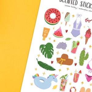 Pu&ograve; includere: Un foglio di adesivi profumati al melone. Gli adesivi presentano illustrazioni a tema vacanze estive, tra cui una fetta di melone, un costume da bagno, un cactus, un cappello da sole, un ananas, una conchiglia, un cocktail, un galleggiante di unicorno e una borsa da spiaggia.