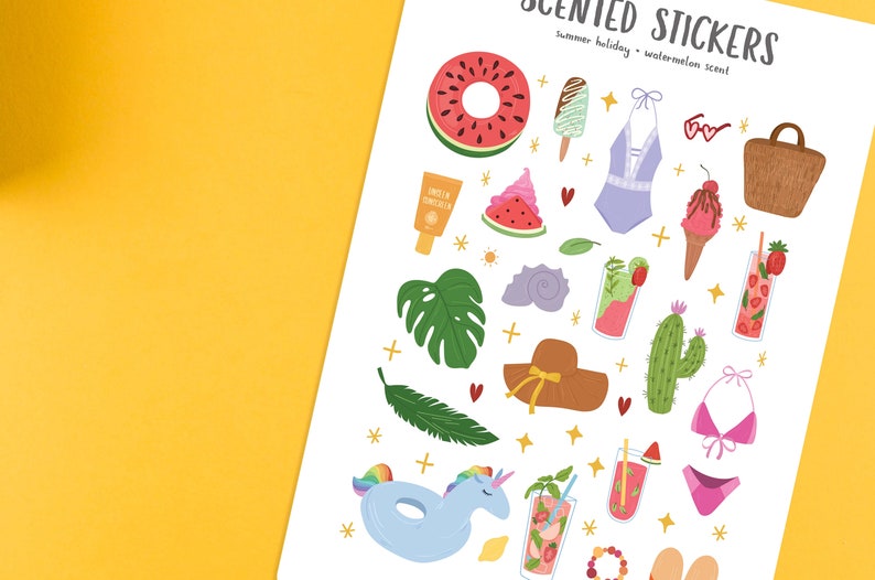 Pu&ograve; includere: Un foglio di adesivi profumati al melone. Gli adesivi presentano illustrazioni a tema vacanze estive, tra cui una fetta di melone, un costume da bagno, un cactus, un cappello da sole, un ananas, una conchiglia, un cocktail, un galleggiante di unicorno e una borsa da spiaggia.