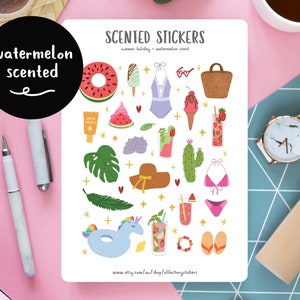 Pu&ograve; includere: Un foglio di adesivi profumati al melone con illustrazioni a tema vacanza estiva, tra cui una fetta di melone, un costume da bagno, un cactus, un cocktail, un galleggiante a forma di unicorno e infradito. Il testo "SCENTED STICKERS" e "summer holiday - watermelon scented" &egrave; stampato nella parte superiore del foglio. Il testo "www.etsy.com/owl/shop/olfactorystickers" &egrave; stampato nella parte inferiore del foglio.