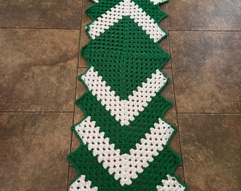 Camino de mesa cuadrado de la abuela para el Día de San Patricio. Mide 57 x 16.