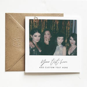 Puede incluir: Una impresi&oacute;n estilo polaroid con cuatro personas posando frente a un fondo dorado. La impresi&oacute;n tiene el texto "Your text here" y "ADD CUSTOM TEXT HERE" en una fuente manuscrita. Tambi&eacute;n se ve un sobre marr&oacute;n y un clip en forma de coraz&oacute;n.