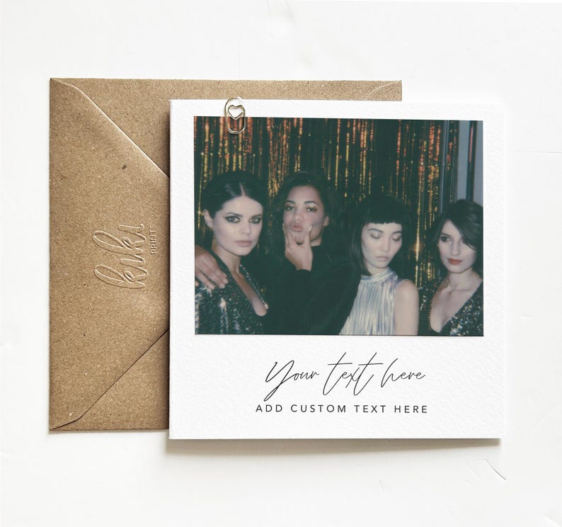 Puede incluir: Una impresi&oacute;n estilo polaroid con cuatro personas posando frente a un fondo dorado. La impresi&oacute;n tiene el texto "Your text here" y "ADD CUSTOM TEXT HERE" en una fuente manuscrita. Tambi&eacute;n se ve un sobre marr&oacute;n y un clip en forma de coraz&oacute;n.