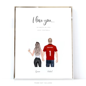K&ouml;nnte beinhalten: Eine personalisierte Illustration eines Paares, eine Frau h&auml;lt ein Glas Wein und ein Mann tr&auml;gt ein rotes Fu&szlig;balltrikot mit dem Namen "Davids" und der Nummer "1" auf dem R&uuml;cken. Der Text "I love you... AS MUCH AS YOU LOVE FOOTBALL" steht oben auf der Illustration. Die Namen "Gemma" und "Michael" stehen unter dem Paar.