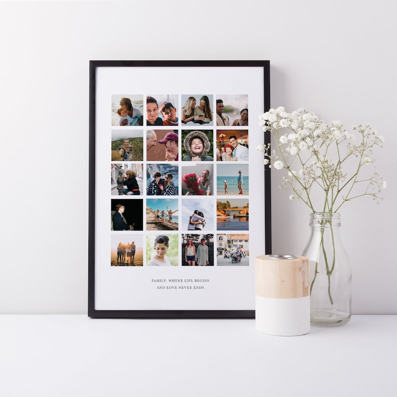 Puede incluir: Un marco negro con una impresi&oacute;n que muestra un collage de 20 fotograf&iacute;as familiares. Las fotos est&aacute;n dispuestas en una cuadr&iacute;cula. El texto en la parte inferior dice: "FAMILY WHERE LIFE BEGINS AND LOVE NEVER ENDS". Un jarr&oacute;n con flores blancas y un candelabro est&aacute;n en primer plano.