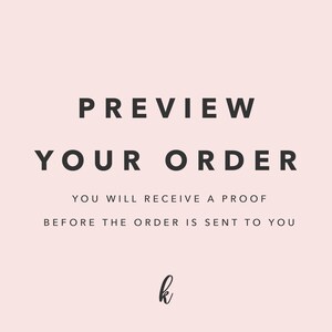 Puede incluir: Gr&aacute;fico con las palabras &laquo;PREVIEW YOUR ORDER&raquo; en negrita y oscuro. Debajo, un texto m&aacute;s peque&ntilde;o dice &laquo;YOU WILL RECEIVE A PROOF BEFORE THE ORDER IS SENT TO YOU&raquo;. Una &laquo;k&raquo; en cursiva en la parte inferior, todo sobre un fondo rosa claro.