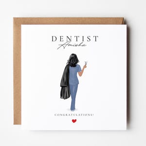 Puede incluir: Una tarjeta de felicitación con borde marrón presenta una ilustración de un dentista. El texto "DENTISTA" y un nombre están en la parte superior. La ilustración muestra a una persona con uniforme azul sosteniendo herramientas dentales, con una chaqueta negra sobre el hombro. La palabra "¡FELICIDADES!" y un corazón rojo están en la parte inferior.