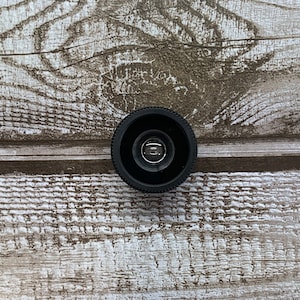 以下が含まれることがあります： スマートフォンカメラ用の黒いマクロレンズアタッチメント