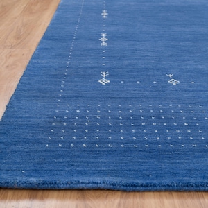 Blau-weißer Gabbeh-Teppich 200x230, Blauer Wollteppich 200x300, Handgefertigter Minimal Design Teppich 230x300, Wohnzimmer: Dreamy Sapphire 3022