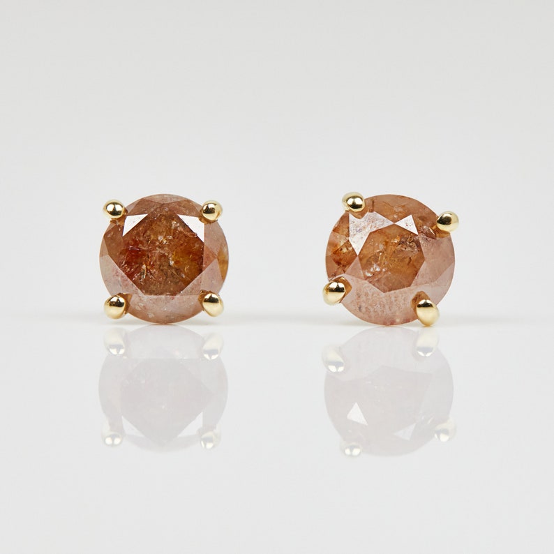 1ct Round Brilliant Cut Burnt Orange Diamond Earrings, 18k Yellow Gold, Alternative Diamond Stud Earrings 画像 1