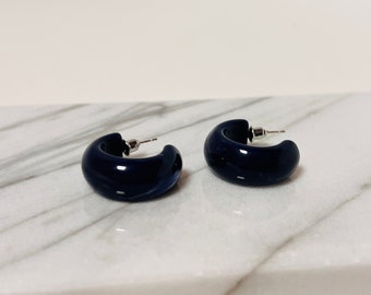 25mm navy blue tortoise huggie hoop earrings, Tortoise shell huggie hoop earrings, Vintage-inspired hoop earrings, Acetate hoop earrings