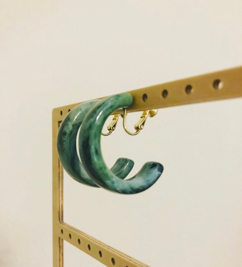 Clip on marble green tortoise shell hoop earrings, Clip on tortoise earrings, Clip on acetate hoop earrings, Medium size hoops, Minimalist image 3