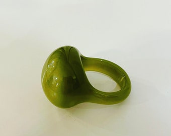 Anneau de dôme de lucite, anneau de lucite vert olive, anneau de lucite vert olive, anneau de lucite géométrique Chunky, anneaux de lucite d'inspiration vintage