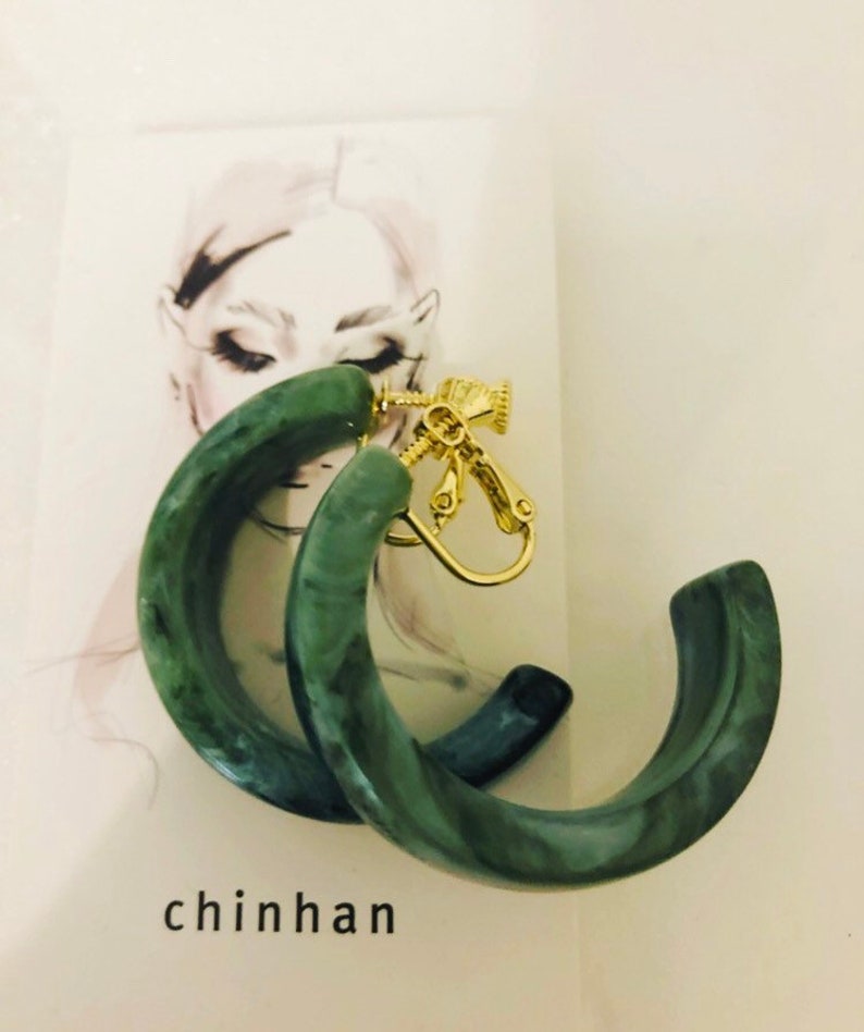 Clip on marble green tortoise shell hoop earrings, Clip on tortoise earrings, Clip on acetate hoop earrings, Medium size hoops, Minimalist image 4