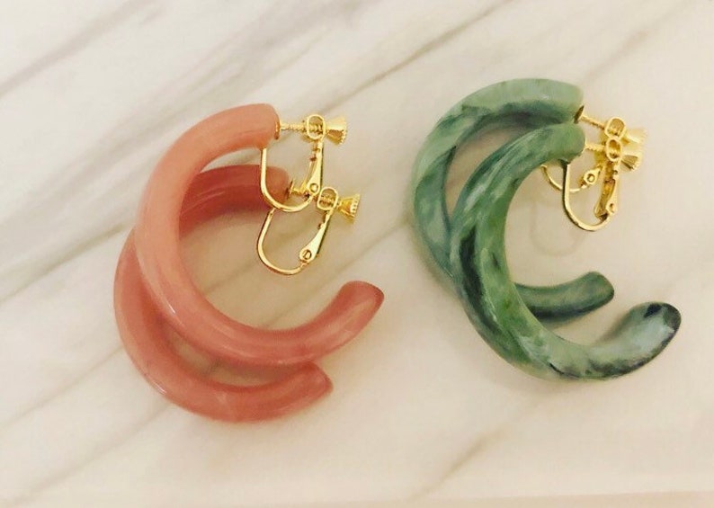 Clip on marble green tortoise shell hoop earrings, Clip on tortoise earrings, Clip on acetate hoop earrings, Medium size hoops, Minimalist image 7