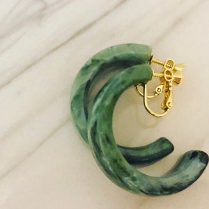 Clip on marble green tortoise shell hoop earrings, Clip on tortoise earrings, Clip on acetate hoop earrings, Medium size hoops, Minimalist image 5