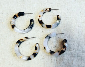 30mm Ivory leopard tortoise shell hoop earrings, Small size ivory leopard acetate hoop earrings, Mini acetate hoops in ivory leopard