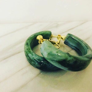 Clip on marble green tortoise shell hoop earrings, Clip on tortoise earrings, Clip on acetate hoop earrings, Medium size hoops, Minimalist image 1