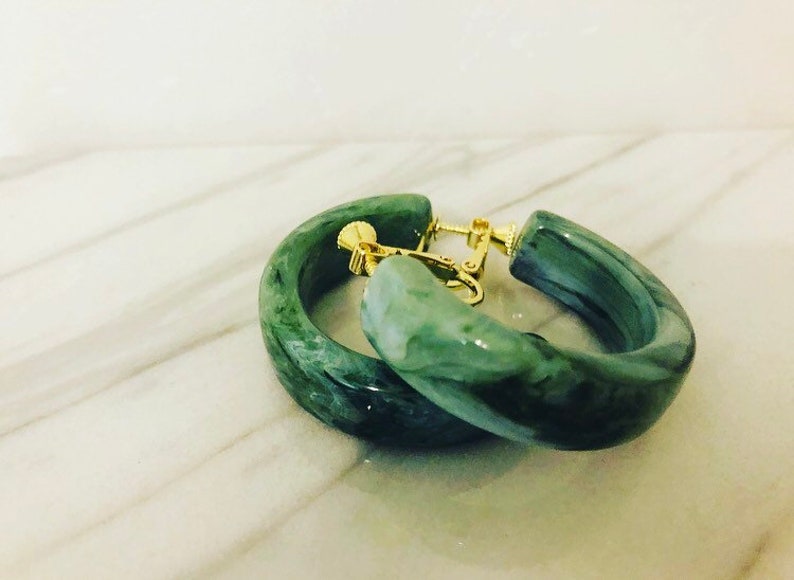 Clip on marble green tortoise shell hoop earrings, Clip on tortoise earrings, Clip on acetate hoop earrings, Medium size hoops, Minimalist image 1