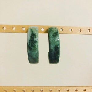 Clip on marble green tortoise shell hoop earrings, Clip on tortoise earrings, Clip on acetate hoop earrings, Medium size hoops, Minimalist image 2