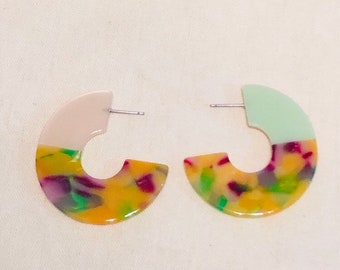 Two tone acetate hoop earrings, Double side asymmetrical hoop, Wide flat in medium size, Tortoise shell earrings