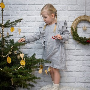 Mädchen Leinen Kleid mit langen Ärmeln, Rüschen vorne Kleid, sehr weich gewaschen Leinen Kleid, Flachs Babykleid in Ligth grau, 5 y Größe, 110 cm Kleid