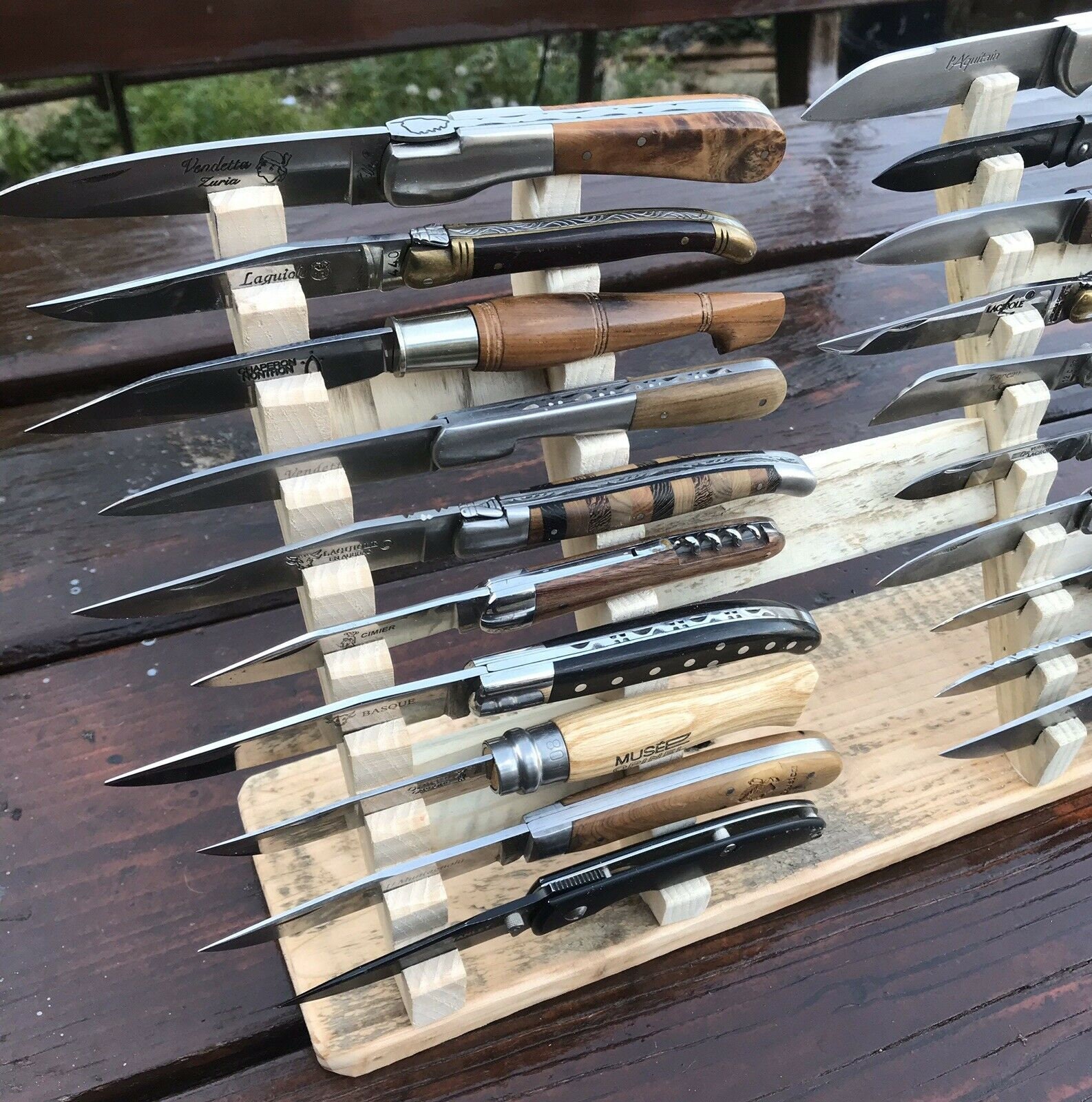 Présentoir 24 couteaux oblique à poser en bois BRUT de palette